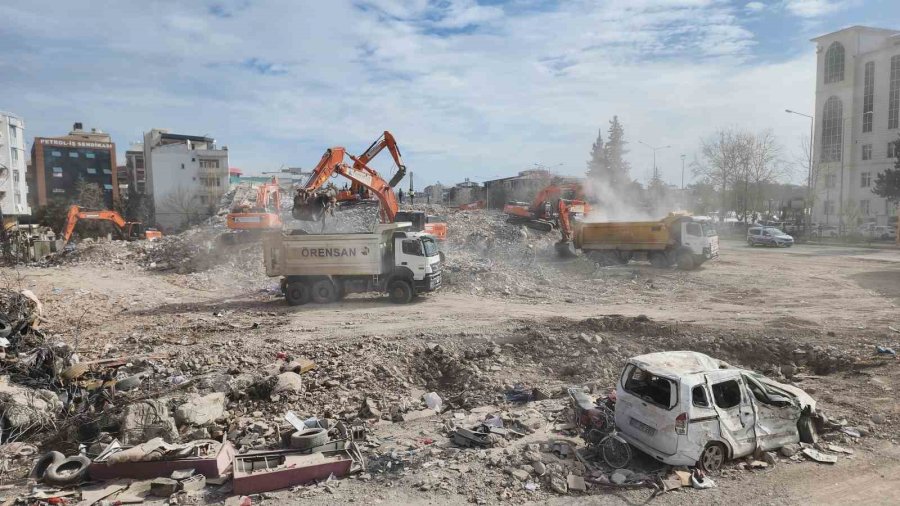 Depremde Yıkılan Binaların Binlerce Tonluk Enkazı Şehir Dışına Taşınıyor