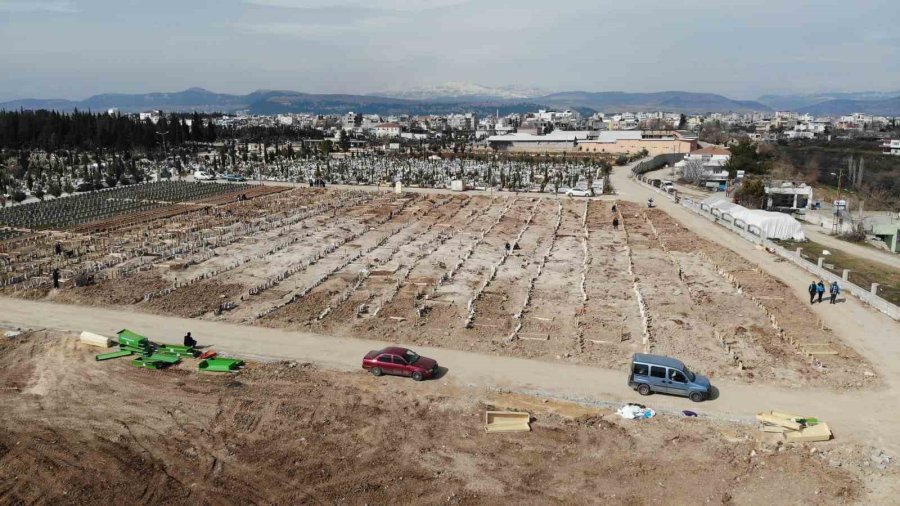 Depremin 14’üncü Gününde Mezarlıkta Dinmeyen Acı