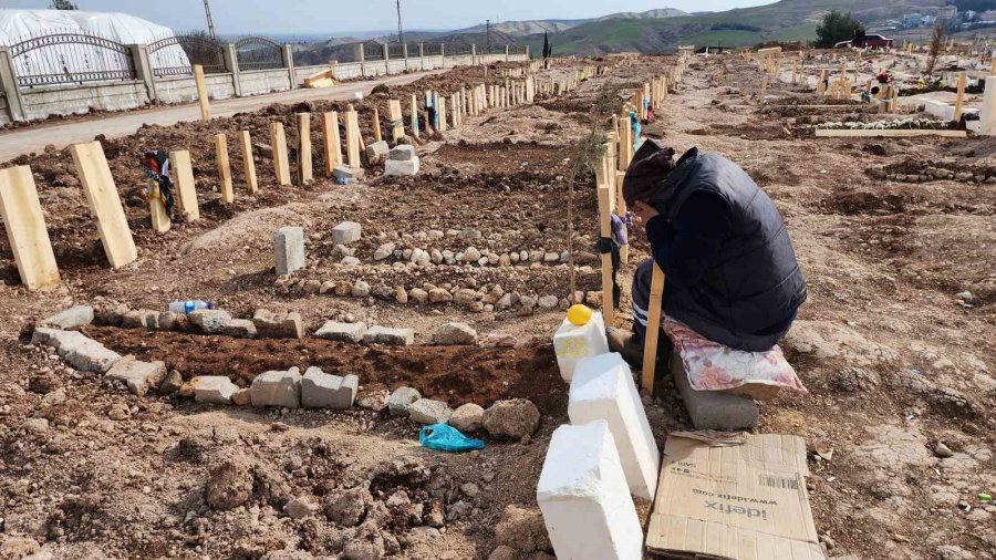 Depremin 14’üncü Gününde Mezarlıkta Dinmeyen Acı