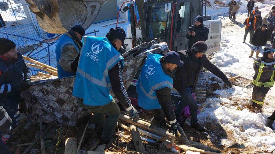 Altınordu Arama Kurtarma Ekibi Deprem Bölgesindeki Çalışmalarını Sürdürüyor