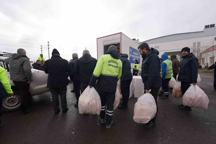 Bağlar Belediyesi Nakliyeden, Yemek Hizmetine Kadar Depremzedelerin Yanında