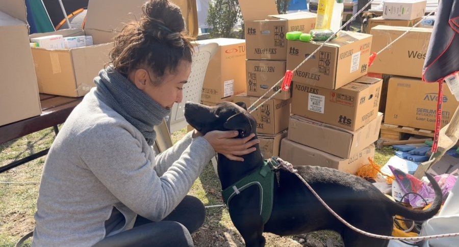 Depremde Kaybolan Köpeklerini Gören Aile Gözyaşlarına Hakim Olamadı