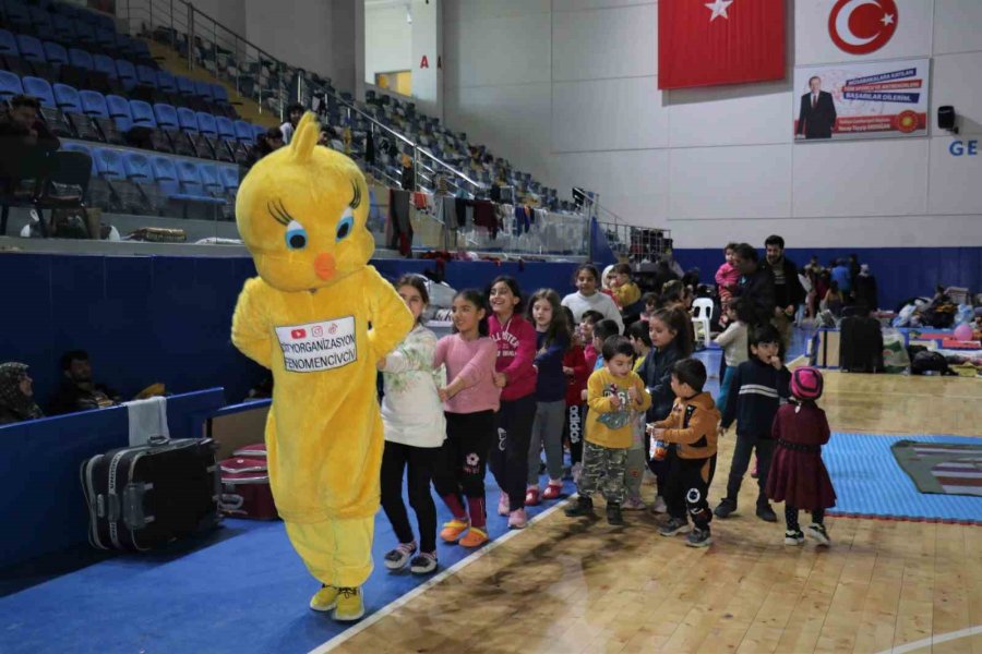 Depremzede ’fenomen Civciv’, Çocukların Neşe Kaynağı Oluyor