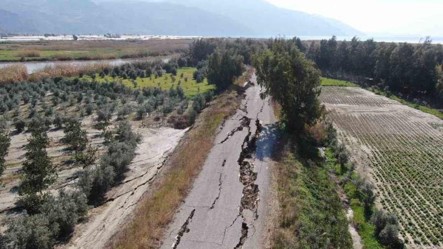 Hatay’da Korkutucu Görüntüler: 3 Kilometrelik Yol Önce Yarıldı Sonra Çöktü