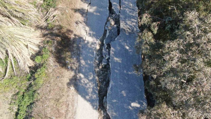 Hatay’da Korkutucu Görüntüler: 3 Kilometrelik Yol Önce Yarıldı Sonra Çöktü