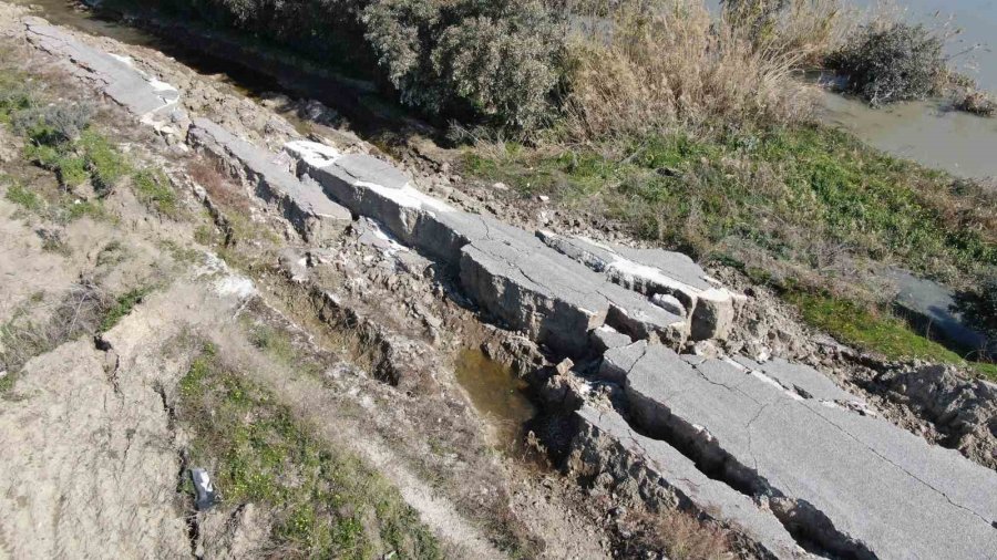 Hatay’da Korkutucu Görüntüler: 3 Kilometrelik Yol Önce Yarıldı Sonra Çöktü