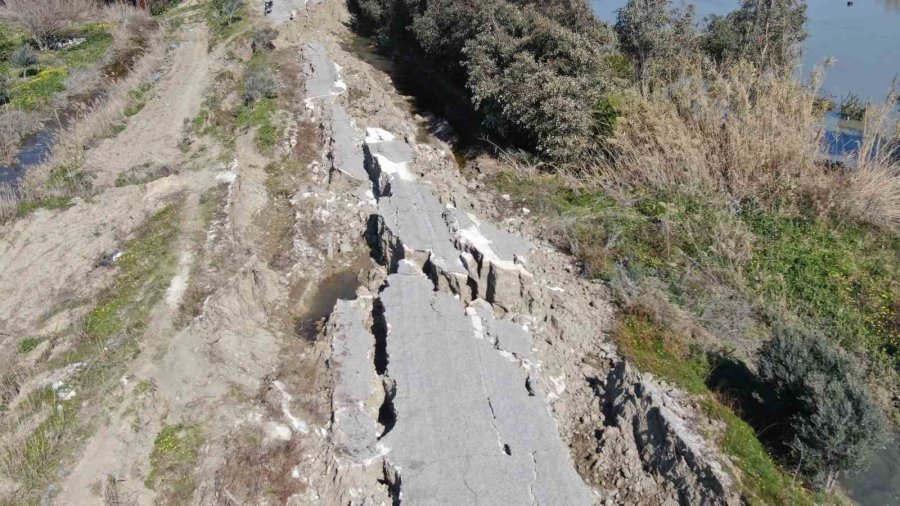 Hatay’da Korkutucu Görüntüler: 3 Kilometrelik Yol Önce Yarıldı Sonra Çöktü