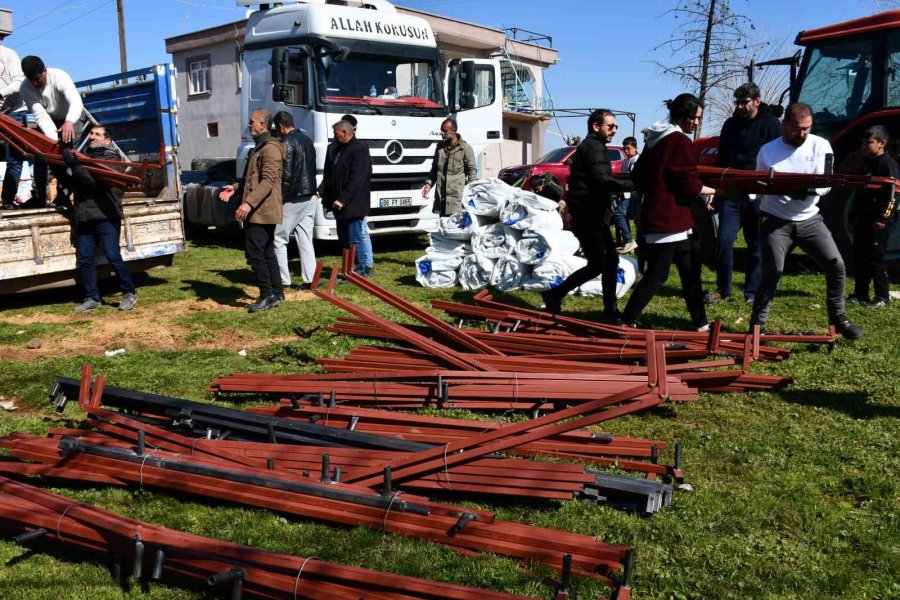 Gönüllüler Depremzedeler İçin Seferber Olmaya Devam Ediyor