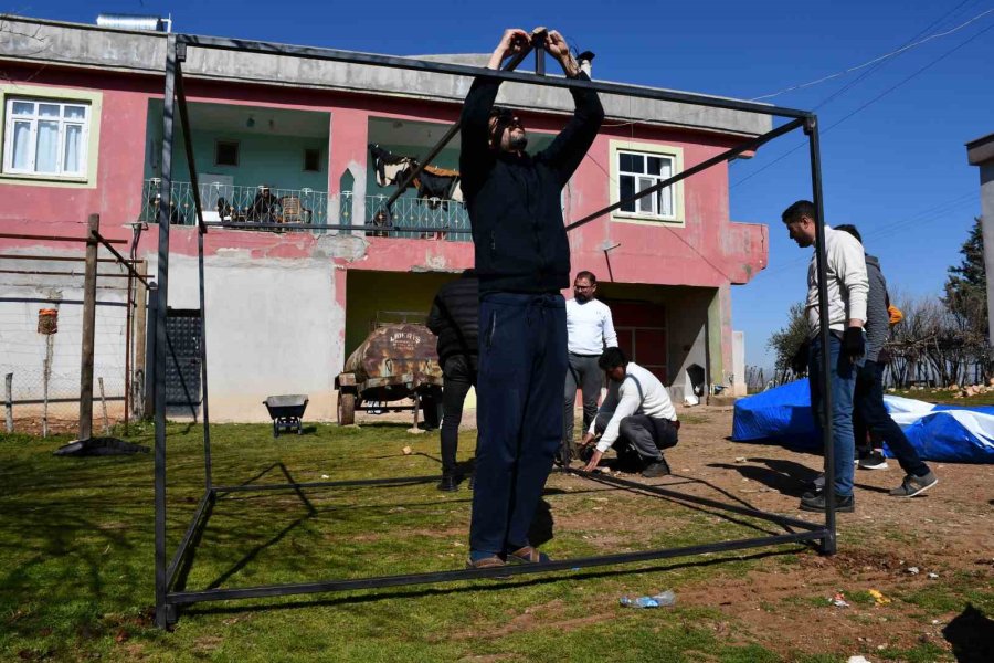 Gönüllüler Depremzedeler İçin Seferber Olmaya Devam Ediyor