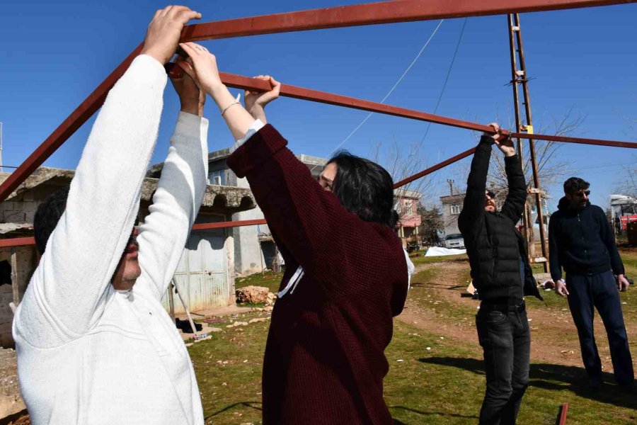 Gönüllüler Depremzedeler İçin Seferber Olmaya Devam Ediyor