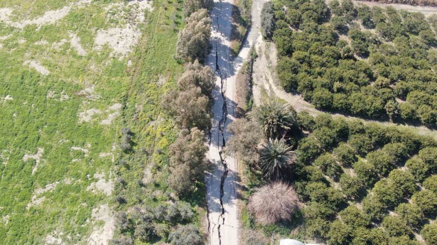 Hatay’da Korkutucu Görüntüler: 3 Kilometrelik Yol Önce Yarıldı Sonra Çöktü