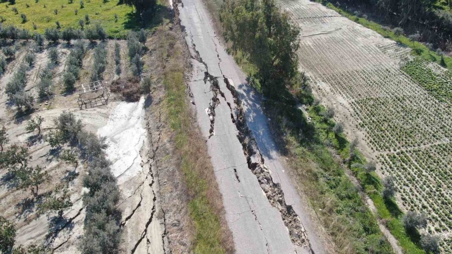 Hatay’da Korkutucu Görüntüler: 3 Kilometrelik Yol Önce Yarıldı Sonra Çöktü