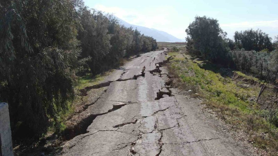 Hatay’da Korkutucu Görüntüler: 3 Kilometrelik Yol Önce Yarıldı Sonra Çöktü