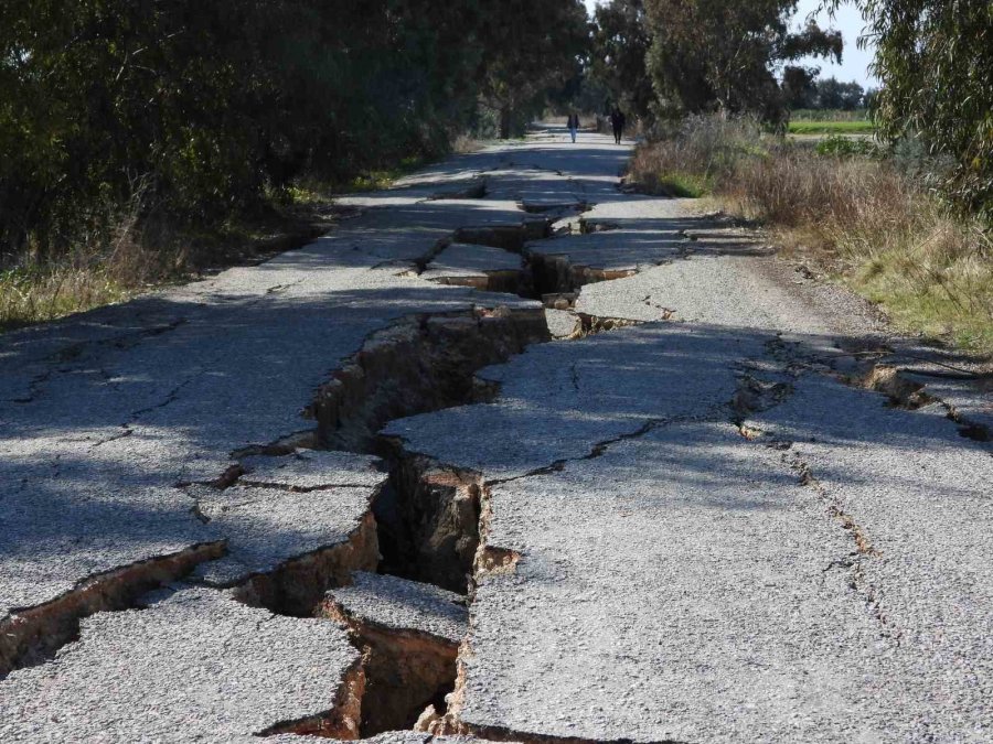 Hatay’da Korkutucu Görüntüler: 3 Kilometrelik Yol Önce Yarıldı Sonra Çöktü