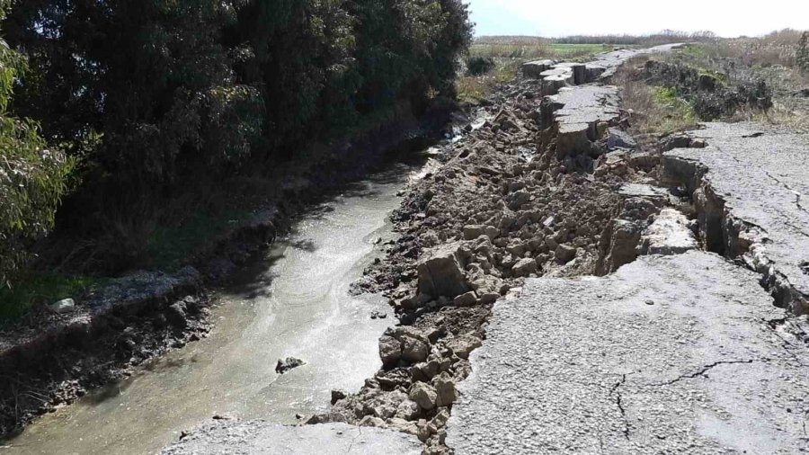 Hatay’da Korkutucu Görüntüler: 3 Kilometrelik Yol Önce Yarıldı Sonra Çöktü