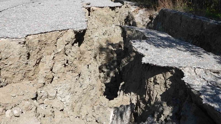 Hatay’da Korkutucu Görüntüler: 3 Kilometrelik Yol Önce Yarıldı Sonra Çöktü