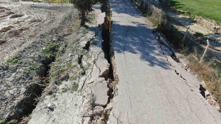 Hatay’da Korkutucu Görüntüler: 3 Kilometrelik Yol Önce Yarıldı Sonra Çöktü