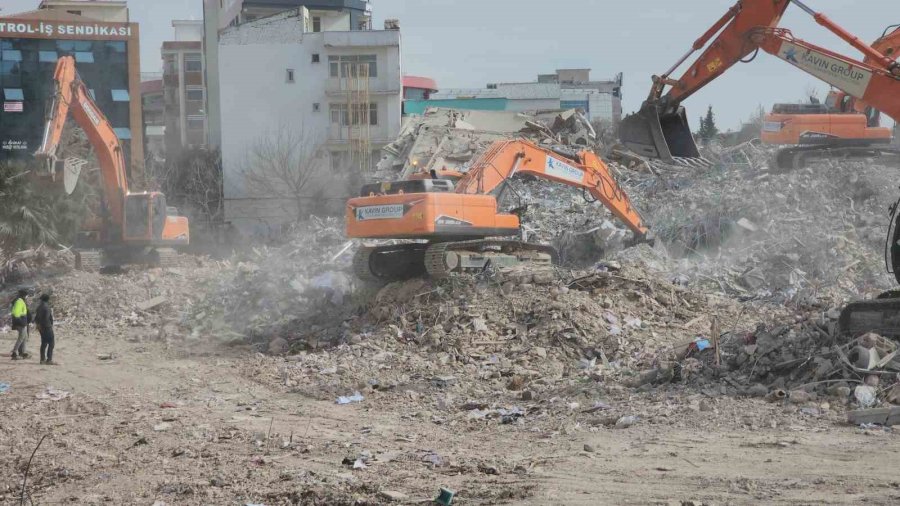 Depremde Yıkılan Binaların Binlerce Tonluk Enkazı Şehir Dışına Taşınıyor