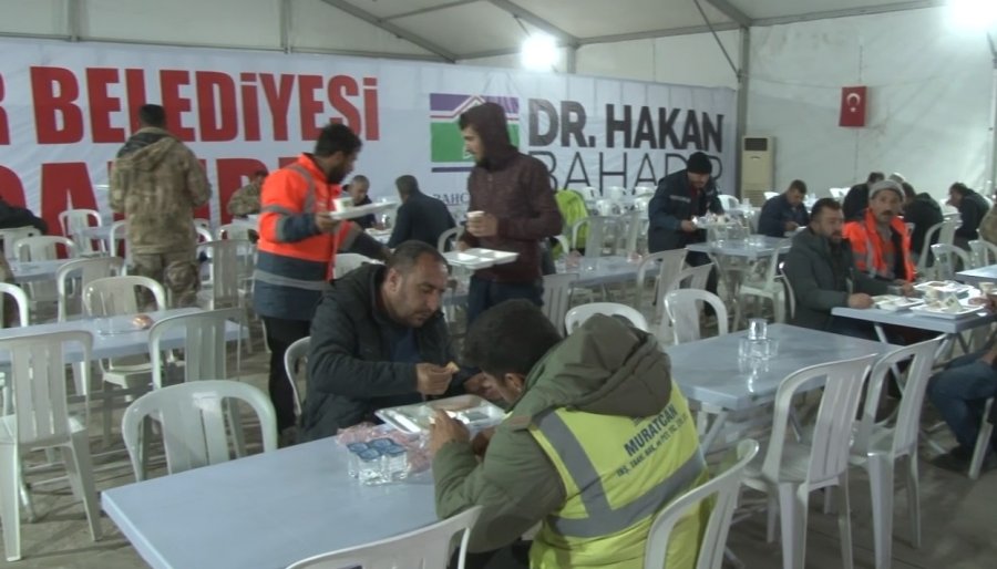 Bahçelievler Belediyesi Hatay’da Aşevi Çadırı Kurdu