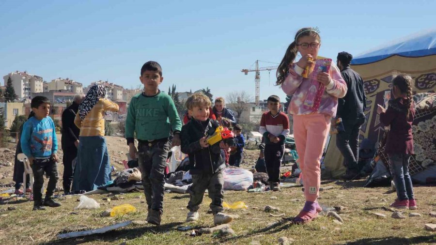 Gönüllü Olarak Geldikleri Adıyaman’da Dağıttıkları Oyuncaklarla Çocukların Yüzünü Güldürdüler