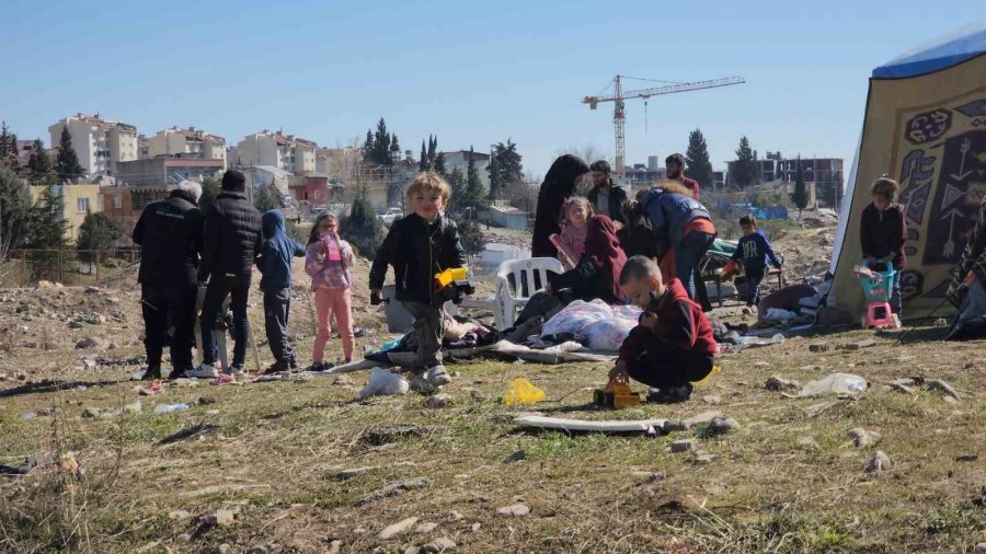 Gönüllü Olarak Geldikleri Adıyaman’da Dağıttıkları Oyuncaklarla Çocukların Yüzünü Güldürdüler