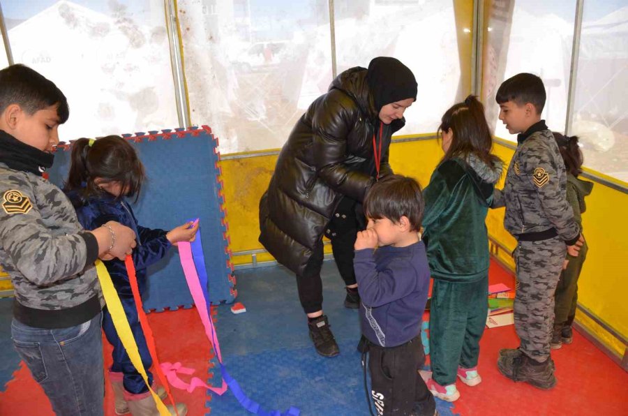 Gönüllü Öğretmenler Depremzedeler İçin Seferber Oldu