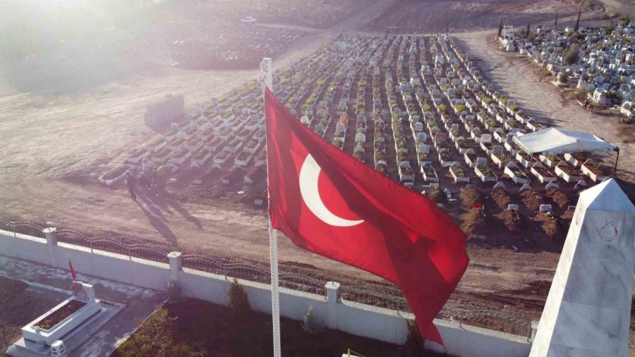 Depremde Yakınlarını Kaybeden Aileler Mezarlıklardan Ayrılmıyor