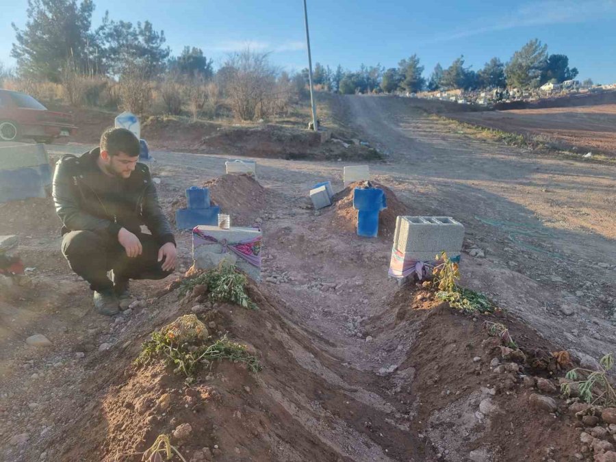 Depremde Yakınlarını Kaybeden Aileler Mezarlıklardan Ayrılmıyor