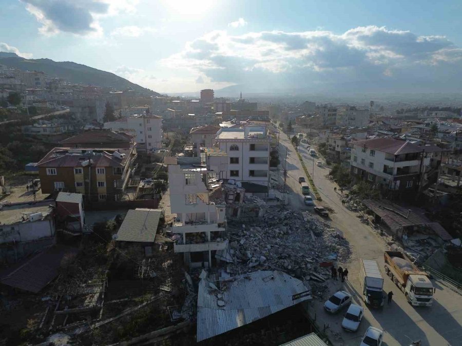 Bina Çöktü, Güvercin Yuvaları Yıkılmadı