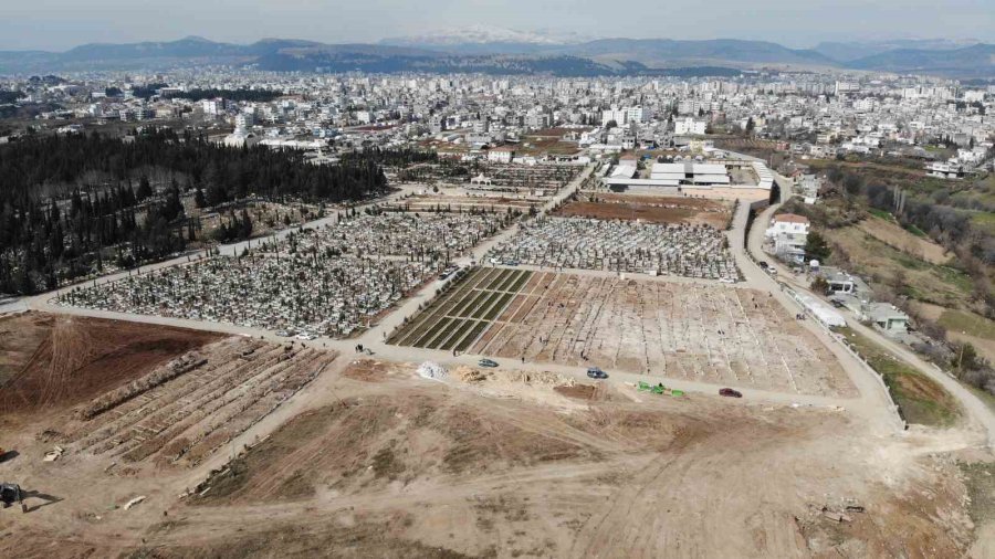 Depremin 14’üncü Gününde Mezarlıkta Dinmeyen Acı