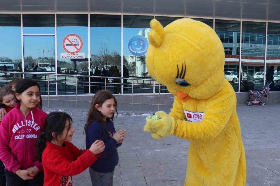 Depremzede ’fenomen Civciv’, Çocukların Neşe Kaynağı Oluyor