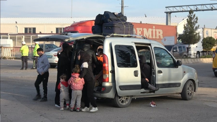 Depremlerden Dolayı Suriyeliler Ülkelerine Dönüyor