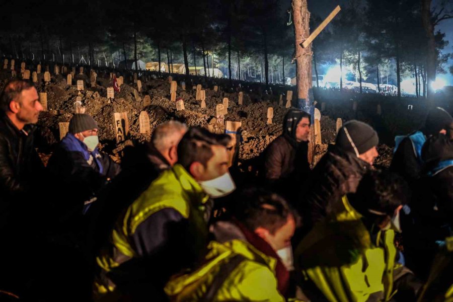 Kahramanmaraş’ta Defin İşlemleri Gece De Sürüyor