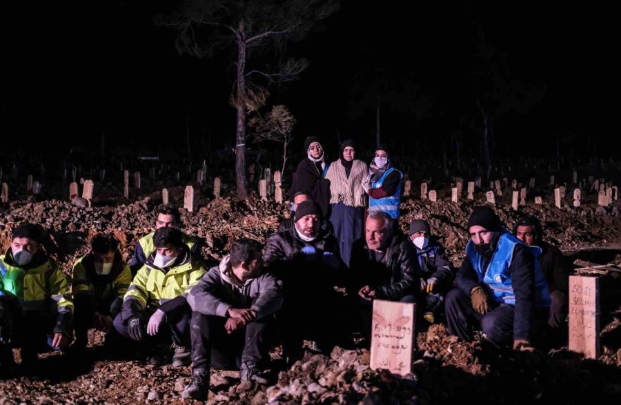 Kahramanmaraş’ta Defin İşlemleri Gece De Sürüyor