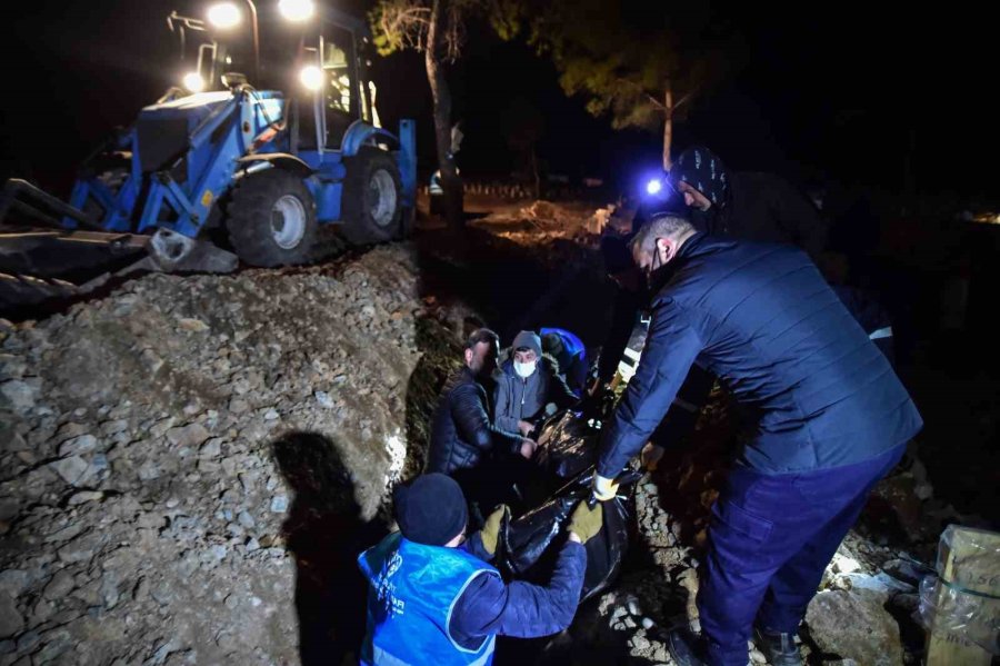 Kahramanmaraş’ta Defin İşlemleri Gece De Sürüyor