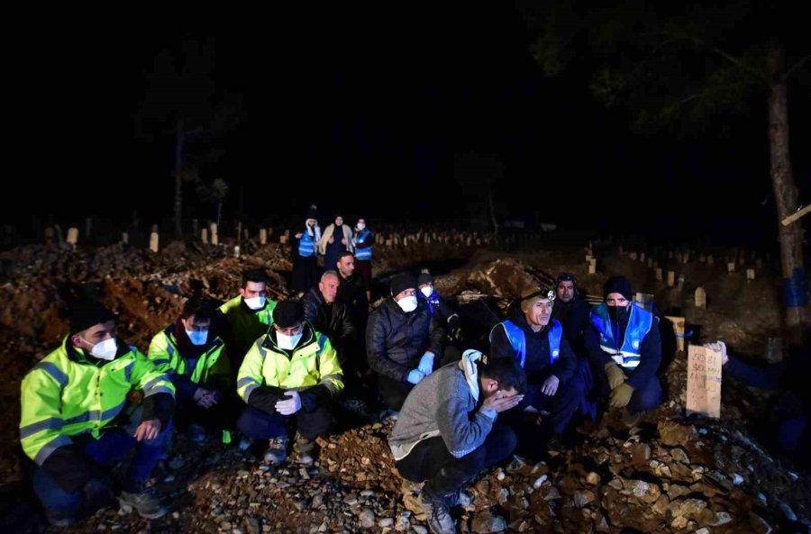 Kahramanmaraş’ta Defin İşlemleri Gece De Sürüyor