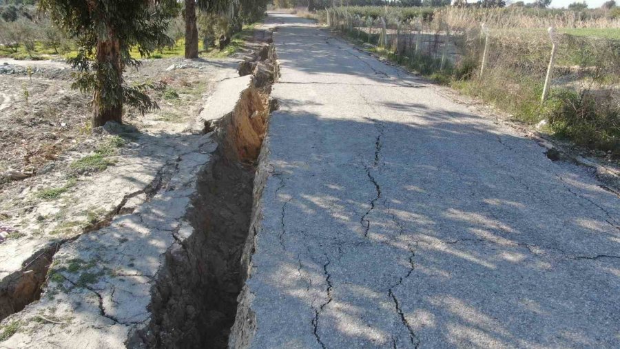 Hatay’da Korkutucu Görüntüler: 3 Kilometrelik Yol Önce Yarıldı Sonra Çöktü