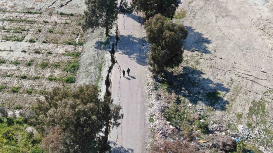 Hatay’da Korkutucu Görüntüler: 3 Kilometrelik Yol Önce Yarıldı Sonra Çöktü