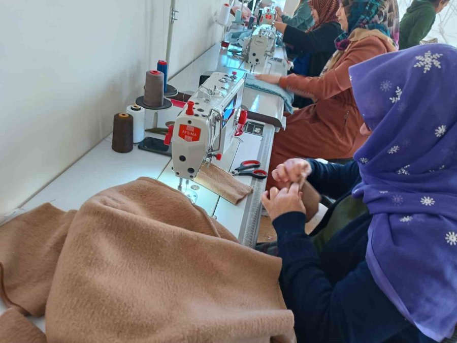 Şanlıurfa’da Kadınlar Depremzedeler İçin Kazak Örüyorlar