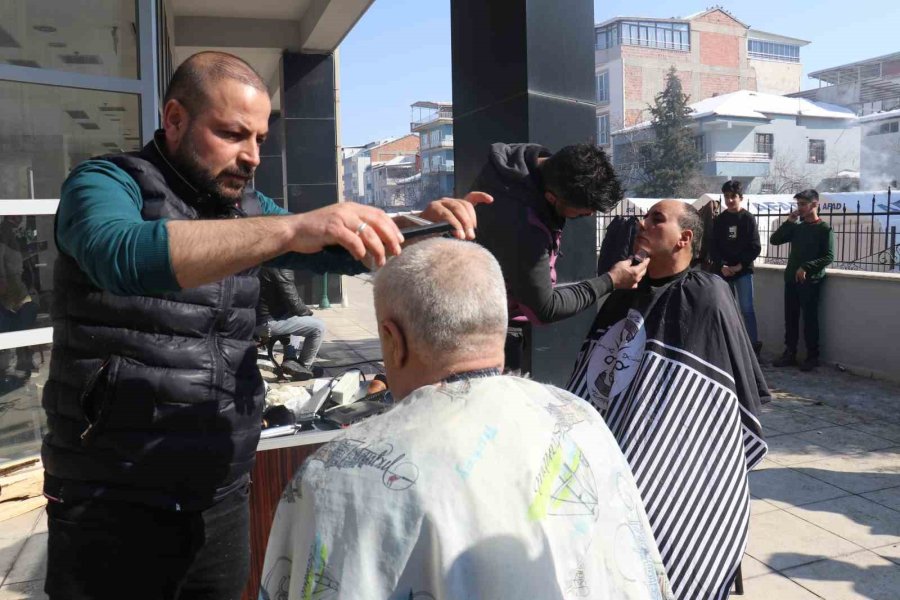 Vanlı Berberlerden Malatyalı Depremzedelere Ücretsiz Tıraş