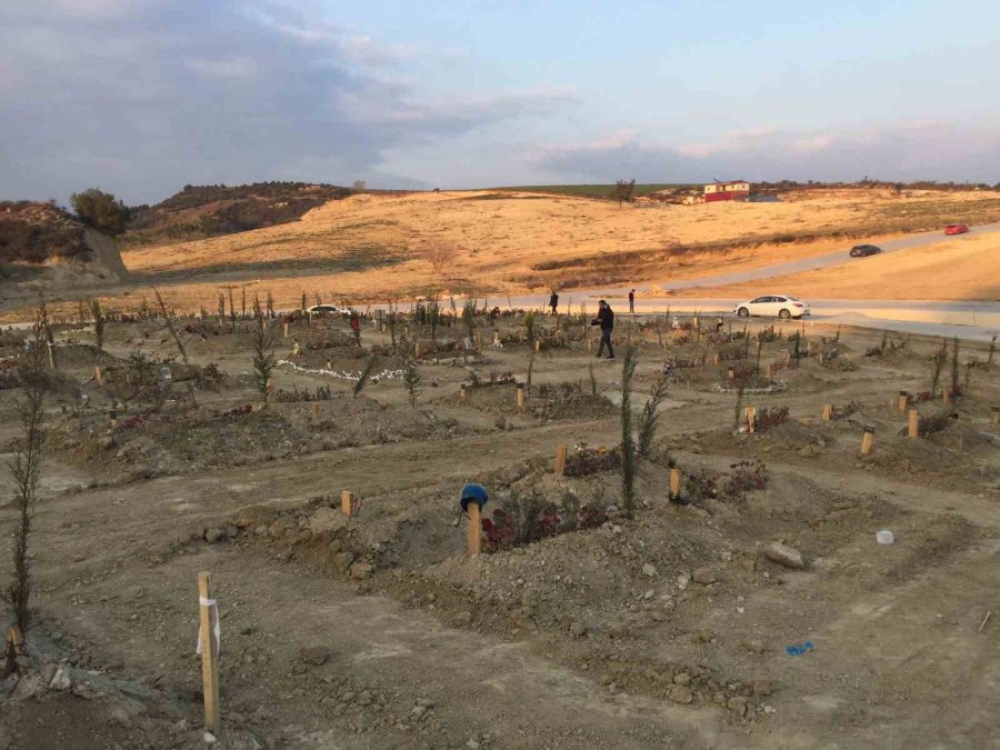 Depremde Hayatını Kaybedenlerin Mezarları Yürek Yaktı