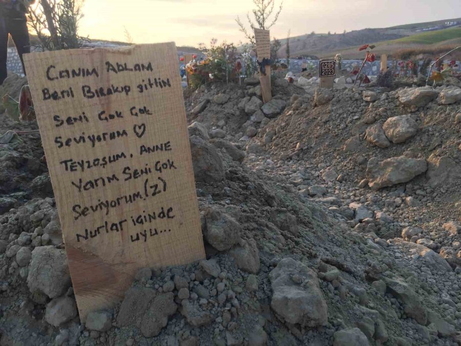 Depremde Hayatını Kaybedenlerin Mezarları Yürek Yaktı