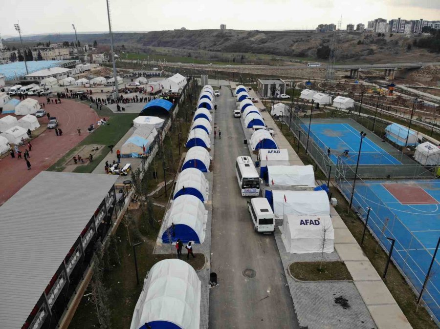 Adıyaman’da Çocuklar Çadır Sınıflarda Ders Başı Yaptı, İstiklal Marşı’nı Okudu