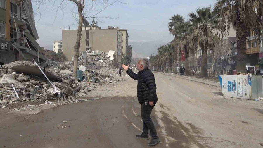 Canlarını Hiçe Sayıp, Enkaz Üstünde Kıyafet Arayışına Düştüler