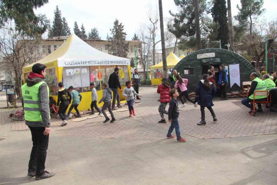 Deprem Bölgesinde Eğitim Çadırda Başladı