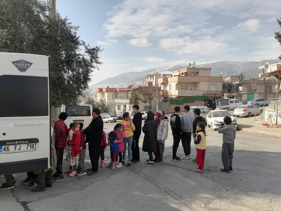 Alpedo Kervan Depremzedelere Sıcak Yemek Ulaştırıyor