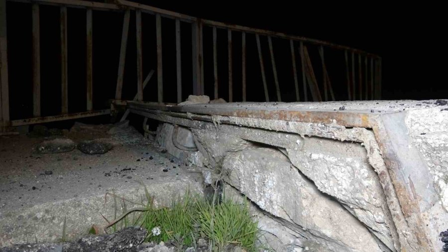 Hatay’da Deprem Sonrası Köprü 10 Santimetre Çökerek Yoldan Ayrıldı