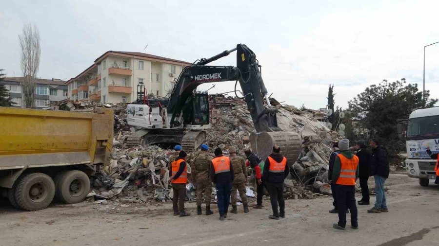 17 Kişiye Mezar Olan Hayat Sitesi’nin Kapıcısı O Anları Anlattı: “her Yeri Toz Bulutu Kapladı”