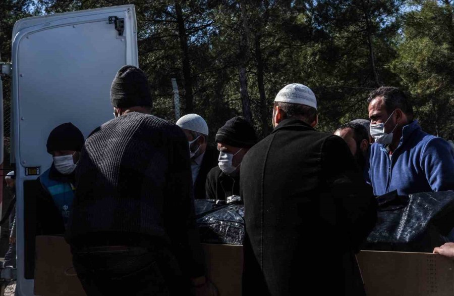 Kahramanmaraş’ta Mezar Yerlerini Kaybetmek İstemeyen Aileler İz Bırakıyor