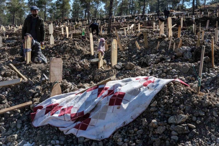 Kahramanmaraş’ta Mezar Yerlerini Kaybetmek İstemeyen Aileler İz Bırakıyor